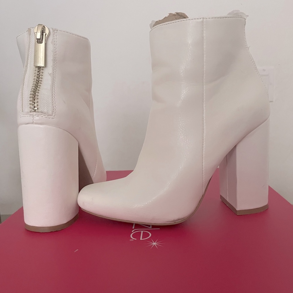 White Ankle Boots - Shoedazzle - Size 6
